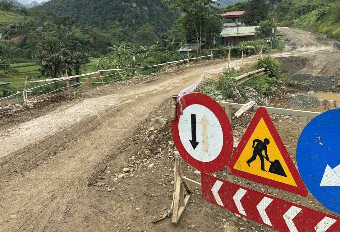 The construction unit has fixed traffic safety issues and accelerated progress on the route to ensure people's travel. Photo: Dinh Dai