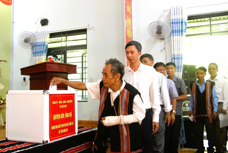 Tra Leng people, Da Nang City donated more than 120 million VND to help flood victims in Nghe An after just one morning of mobilization. Photo: Le Vuong