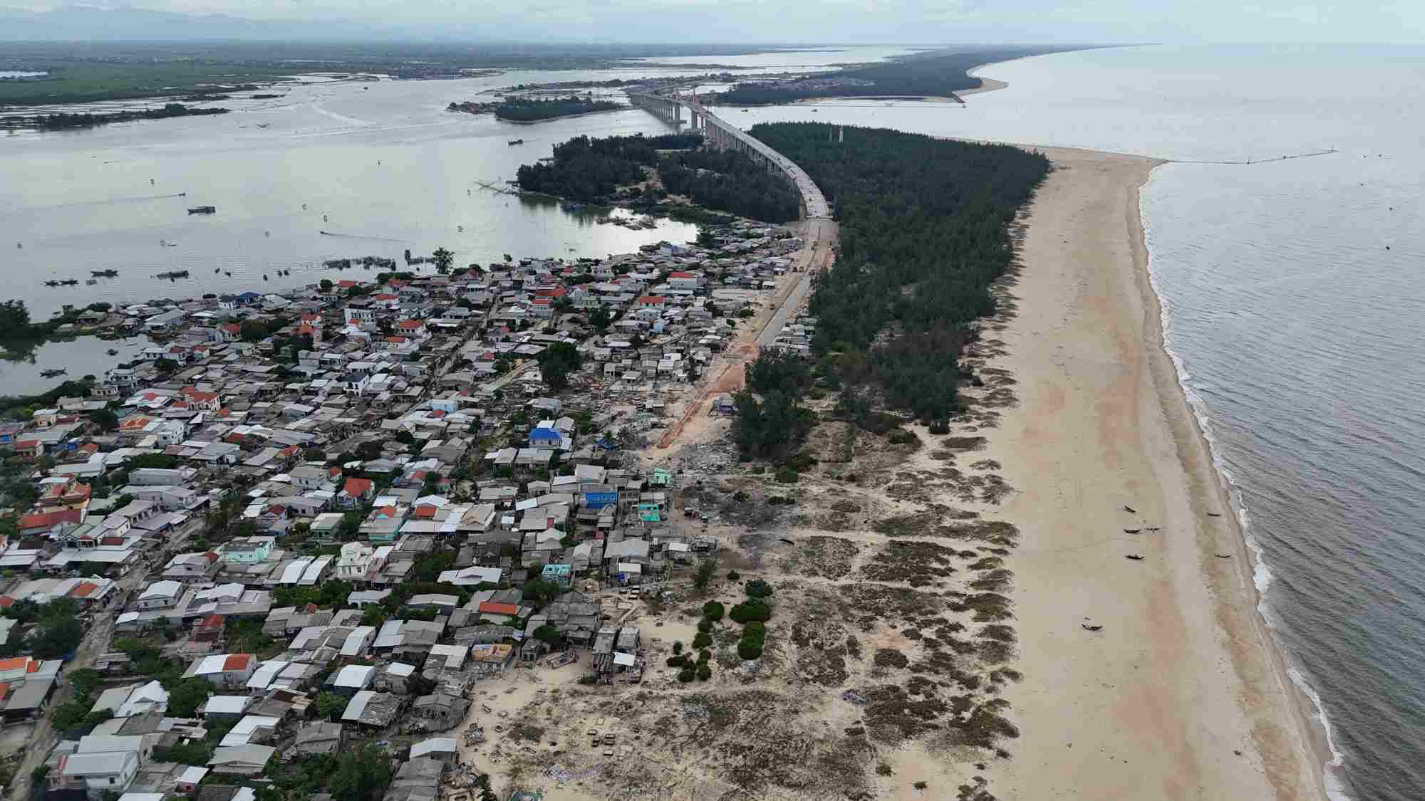 The overall approach road to Thuan An estuary Overpass has not yet completed site clearance (photo taken on July 29). Photo: Nguyen Luan