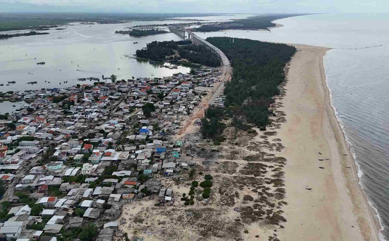 The overall approach road to Thuan An estuary Overpass has not yet completed site clearance (photo taken on July 29). Photo: Nguyen Luan