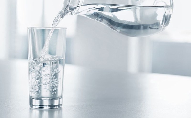 Drinking enough water every day is very important for health. Photo: Bich Nhung