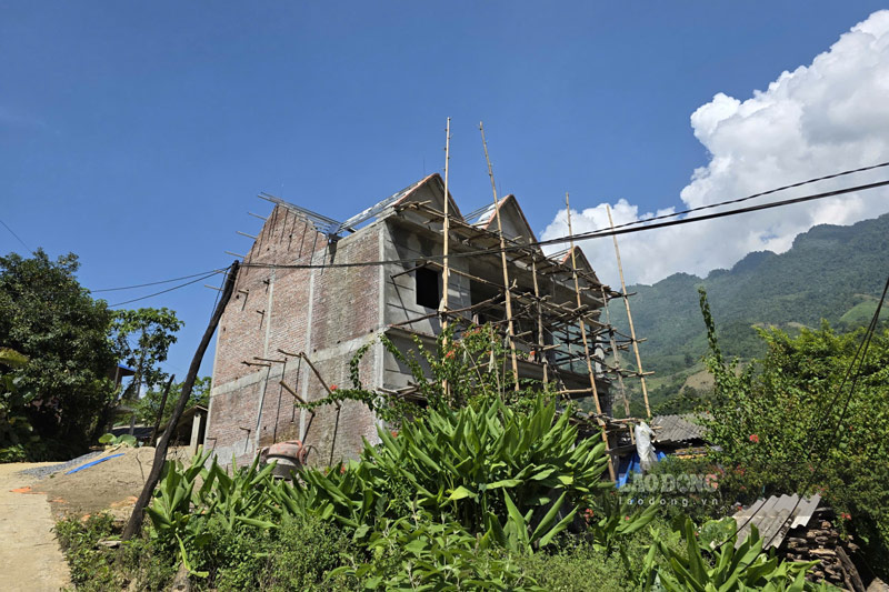Ngoi nha dang trong qua trinh hoan thien cua gia dinh ong Ma Toa - mot ho ngheo cua thon Bo Lung. Anh: Dinh Dai