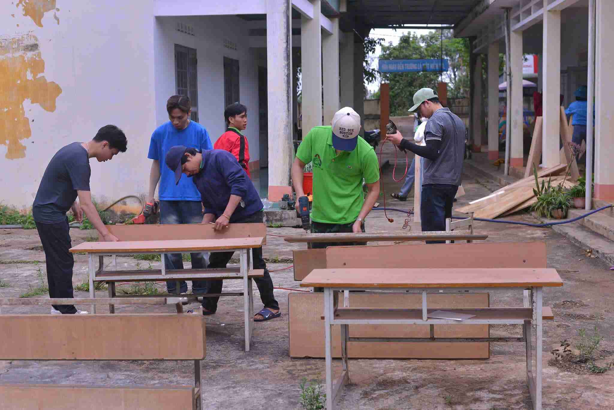 Una escuela en la provincia de Dak Lak repara mesas y sillas para estudiantes antes del nuevo año escolar 2025 - 2026. Foto: Bao Trung