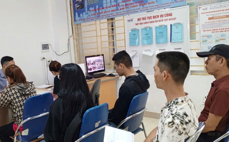 Workers looking for jobs at Hoai Duc floating station (Hanoi). Photo: Quynh Chi