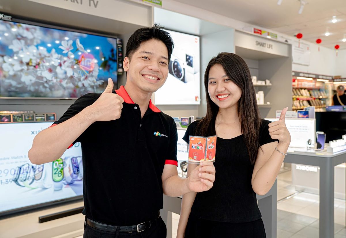 FPT Shop launches a 1-for-1 warranty program when buying a phone with an FPT SIM, bringing maximum peace of mind to customers. Photo: FPT Shop