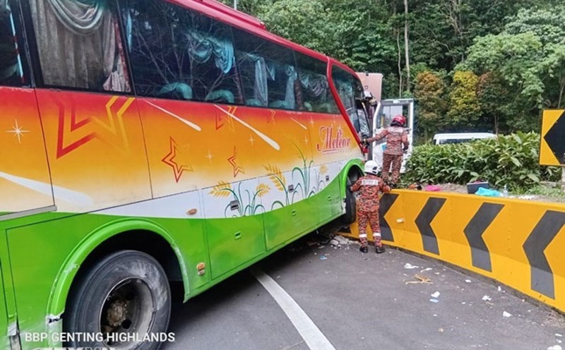 Scene of the bus accident carrying Vietnamese tourists in Pahang, Malaysia. Photo: VNA