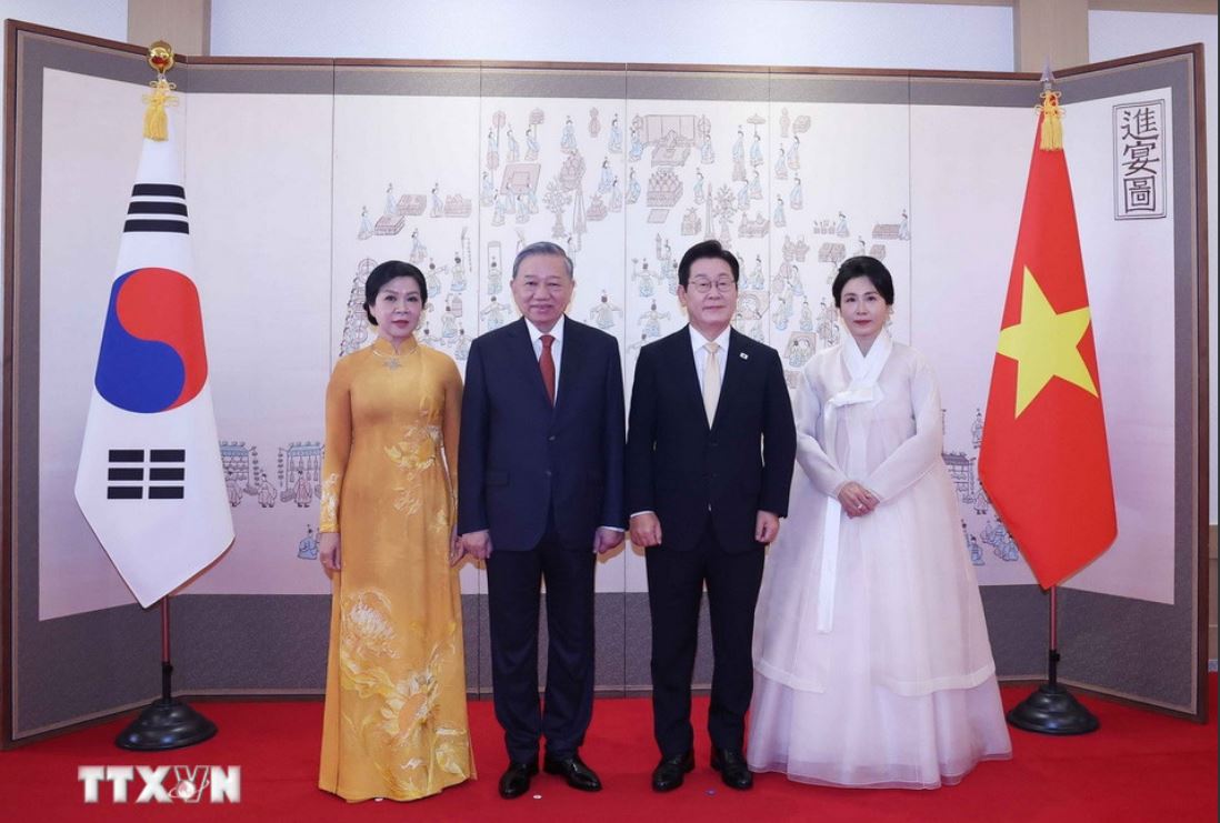 South Korean President Lee Jae Myung and his wife welcomed General Secretary To Lam and his wife. Photo: VNA