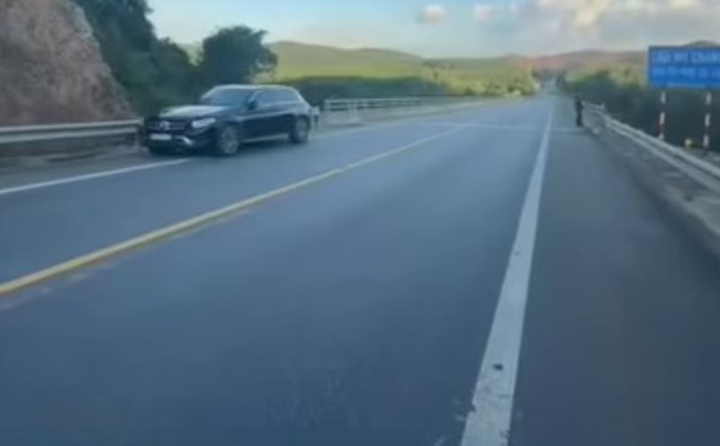 The car stopped in the emergency lane on the Cam Lo - La Son Expressway. Photo: Traffic Police Department