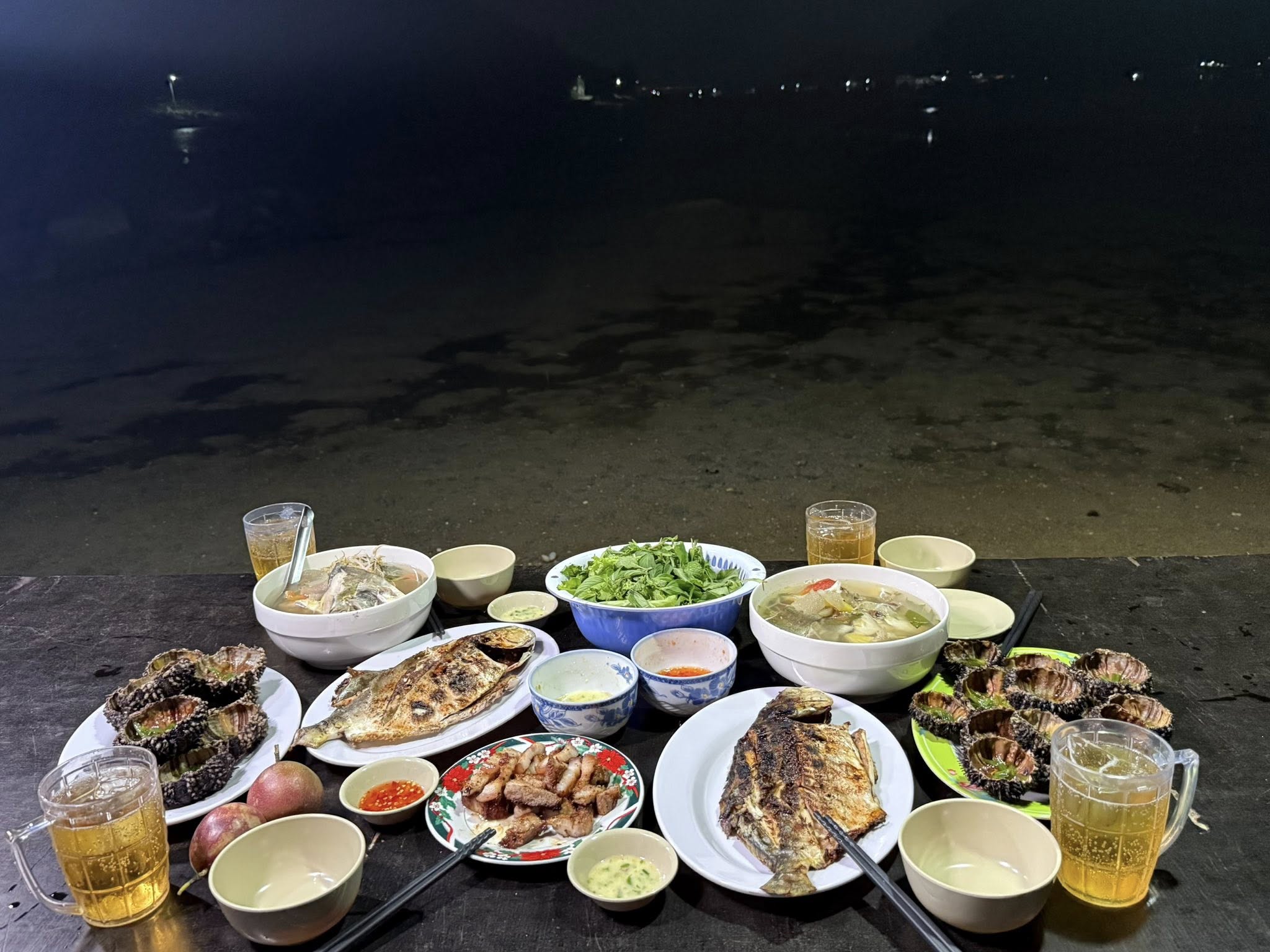 Lang hien chua co nhieu hang an uong cho du khach, com trua va toi co the dat nau ngay tai homestay voi gia 50.000 - 70.000 dong/nguoi. Toi den sau bua chinh van co the dao bo ke hong gio bien va thuong thuc mot so mon an vat nhu banh trang nuong, cut nuong, sua chua hat dac...