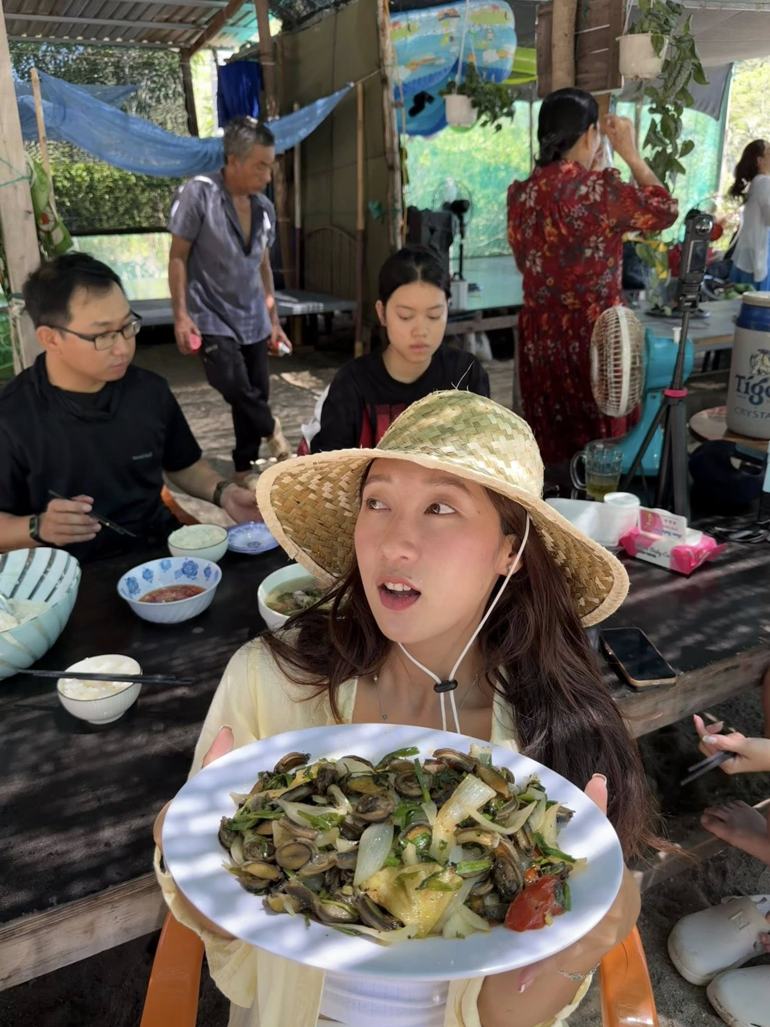 Lang bien Bich Dam vua nam xa bo bien Nha Trang nhat vua thieu thon tu dien luoi, nuoc may, wifi... nhung du khach moi toi la cam nhan ngay tinh cam hieu khach cua dan dia phuong. Luu tru homestay dung chat “o cung dan” la 100.000 dong/dem, cac bua an tu 50.000 dong/nguoi che bien tu hai san moi danh bat, do uong chi vai nghin mot mon.