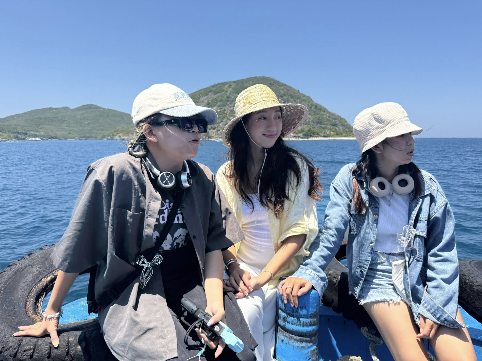 Riri Phuong Trinh (mot nha sang tao noi dung ve du lich) cung ban be den Bich Dam 3 ngay 2 dem. Trinh chon di tau dan sinh tu Nha Trang toi Bich Dam, gia khoang 30.000 dong/nguoi. Chuyen tau thuong xuat phat 11h trua keo dai gan 2 tieng lenh denh tren bien. Vua ngoi tau du khach vua co the ngam bien xanh trong vat tren vinh bien Nha Trang.