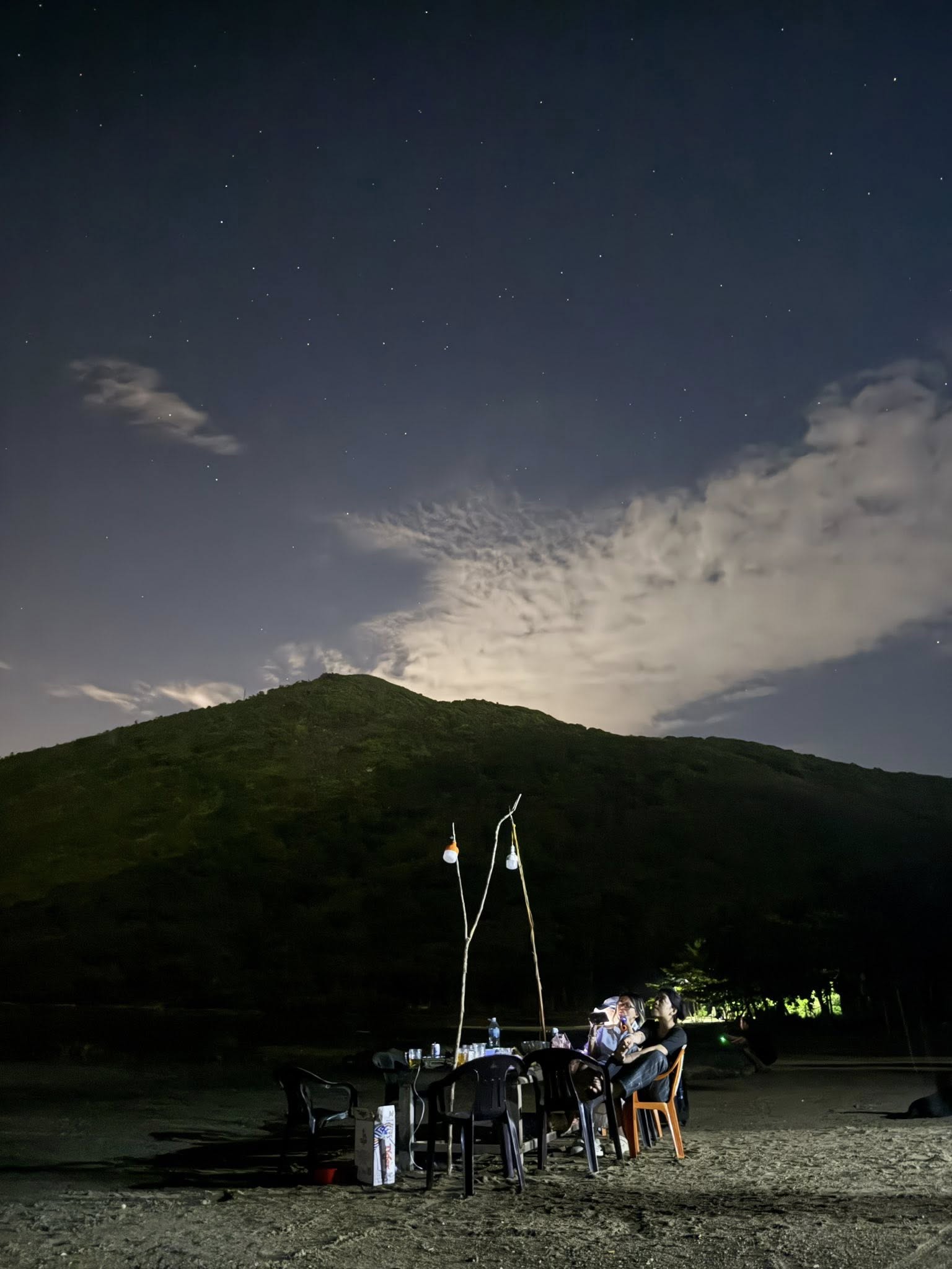 Dem xuong, lang dao chim trong man dem yen binh, tinh lang hiem co, du khach co the ngoi bo ke bien hong gio, tro chuyen voi dan, hoac yen lang ngam sao troi. Bau troi o Bich Dam trong lanh va it dien (21h30 lang se ngat dien) nen khong bi o nhiem anh sang, de quan sat trang sao.