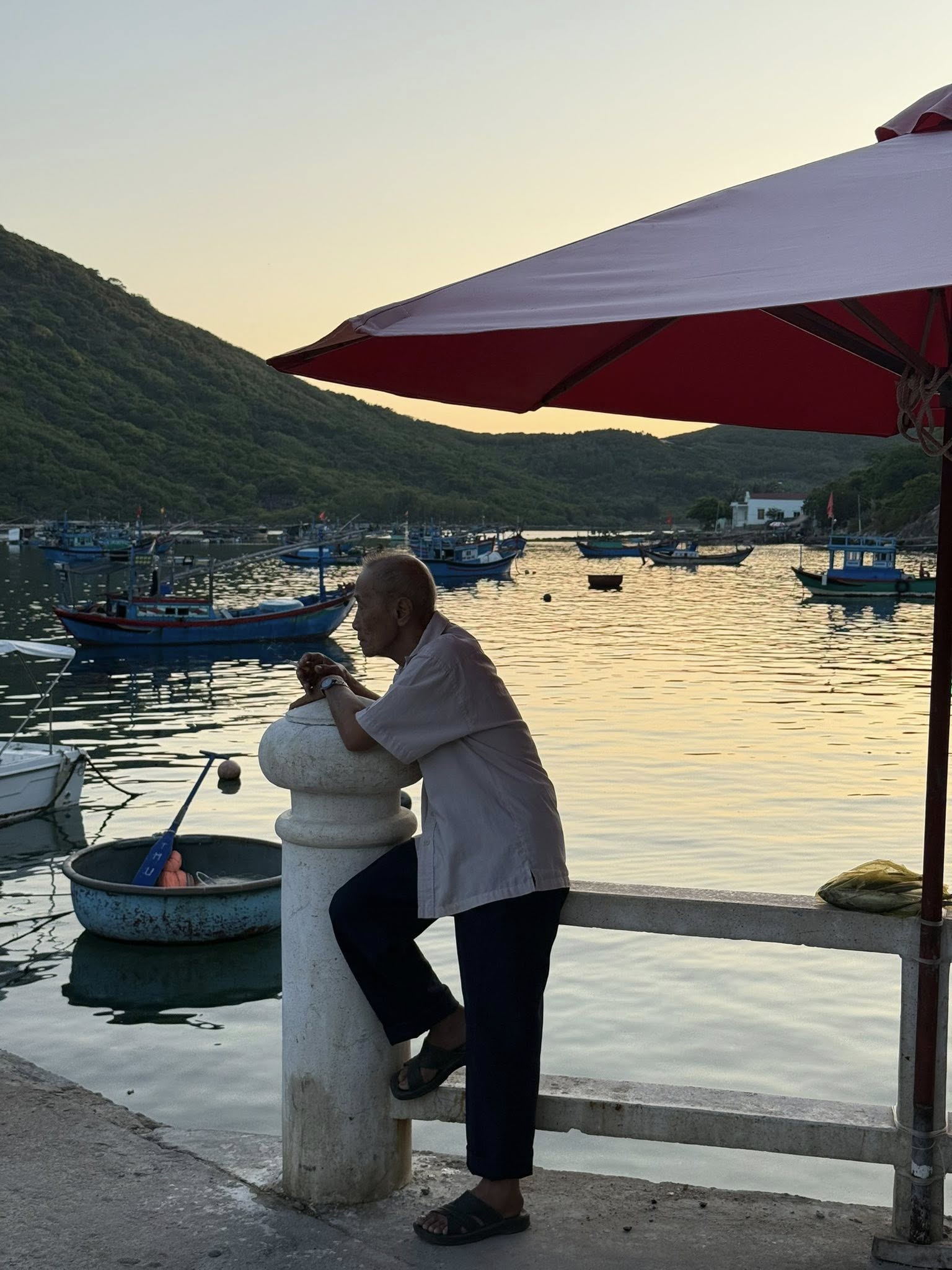 Moi sang Riri Phuong Trinh va nhom ban deu gap go nguoi dan lang chai, an sang voi banh can tom muc roi thue xe dap, xem om hoac dao bo kham pha nhung con duong ven bien va nha dan o Bich Dam.