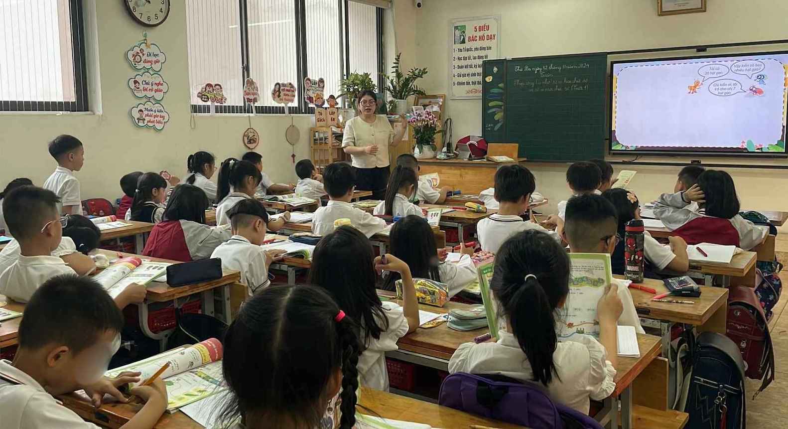 Co giao Trang bay to niem vui voi de xuat bo sung 4 loai phu cap moi, hy vong se giam bot kho khan tai chinh va tao dong luc lon cho giao vien tiep tuc gan bo voi nghe. Anh: NVCC