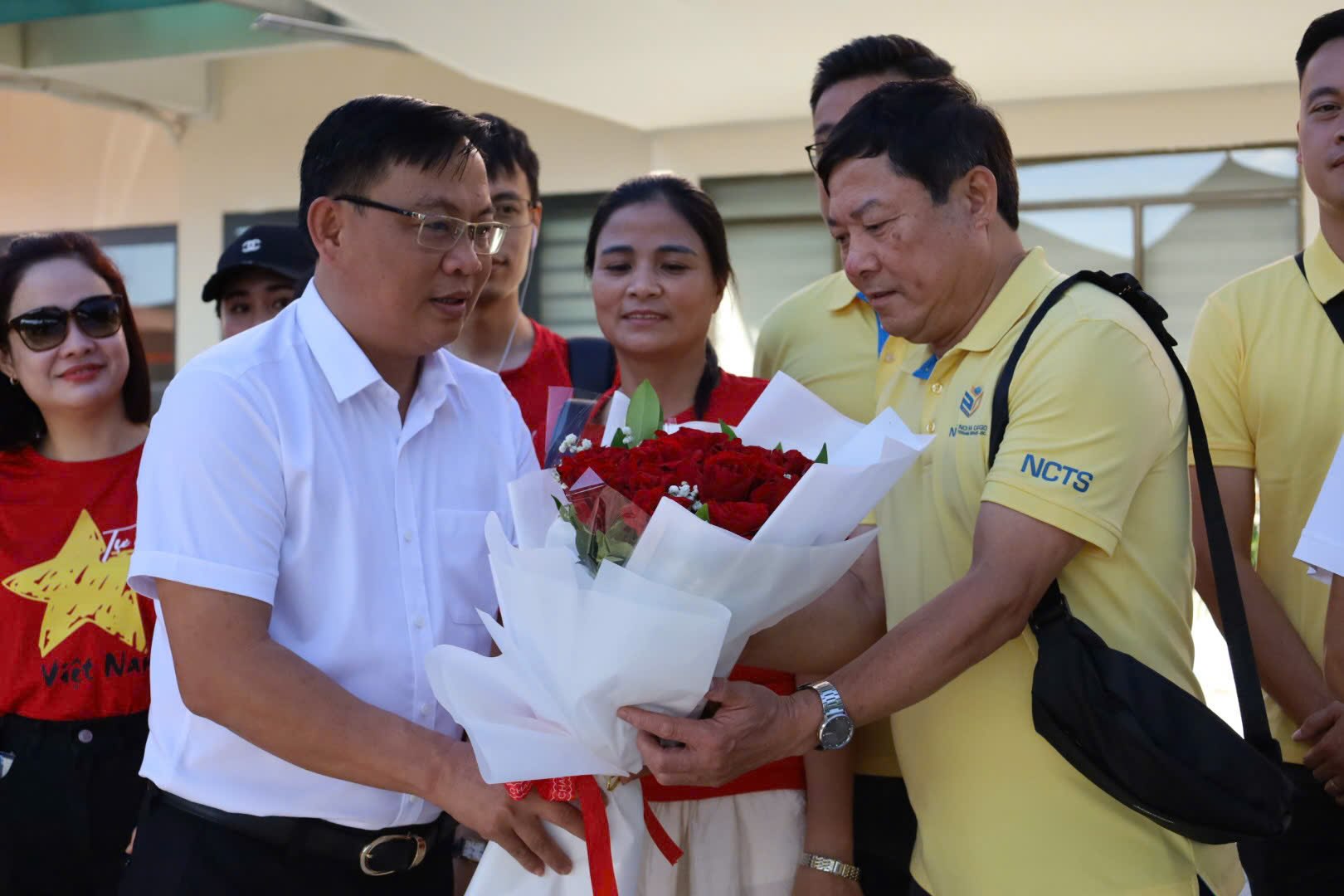 Giving flowers to passengers on the JQB1 high-quality train from Hanoi to Quang Tri. Photo: Van Duong