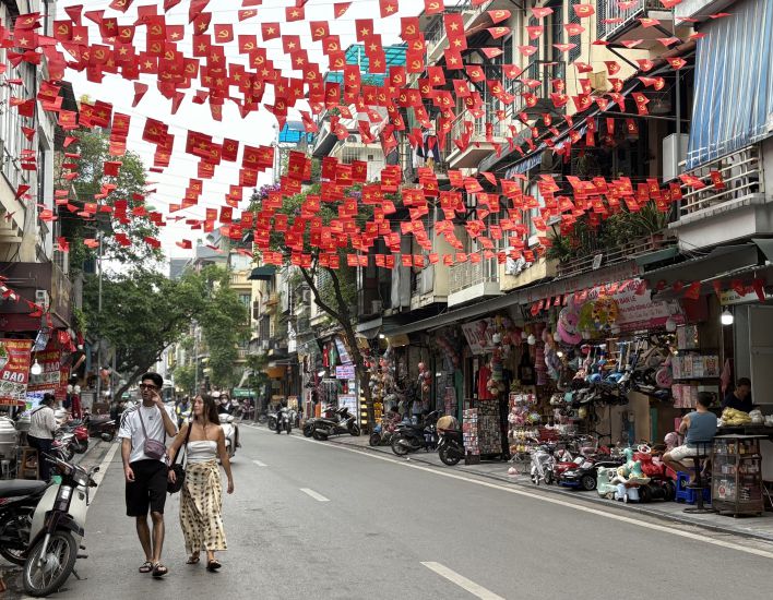 外国人観光客がハノイの旧市街を散策。写真:イ・イエン