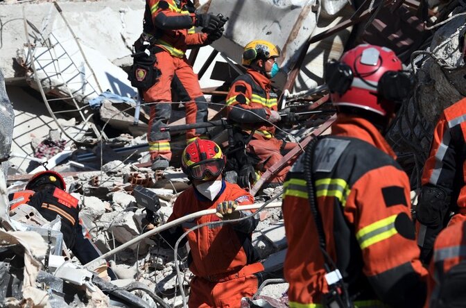 2023년 터키 지진 후 임무를 수행하는 구조대원. 사진: 신화통신
