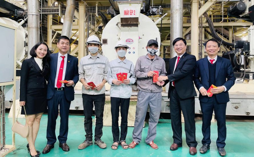 꽝찌 무역 총공사 주식회사 경영진이 노동자들에게 세뱃돈을 주고 있습니다. 사진: Han Nguyen