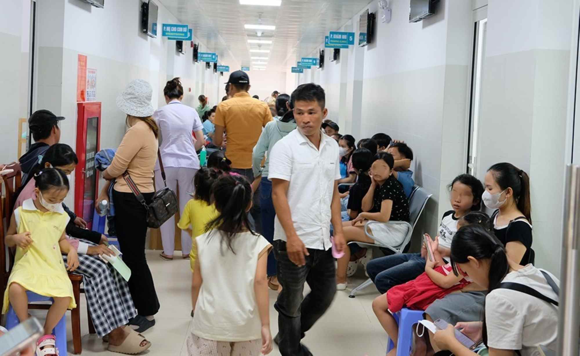 Children hospitalized in Da Nang increased compared to the same period, mainly respiratory diseases. Photo: Long Nguyen