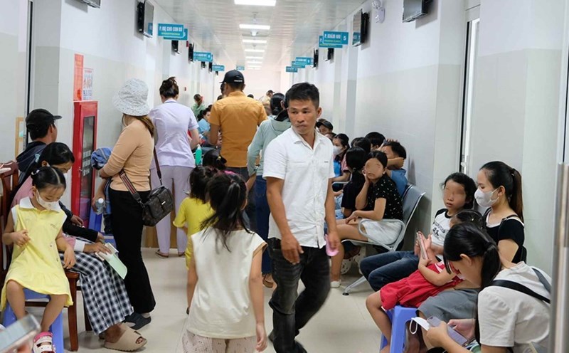 Children hospitalized in Da Nang increased compared to the same period, mainly respiratory diseases. Photo: Long Nguyen