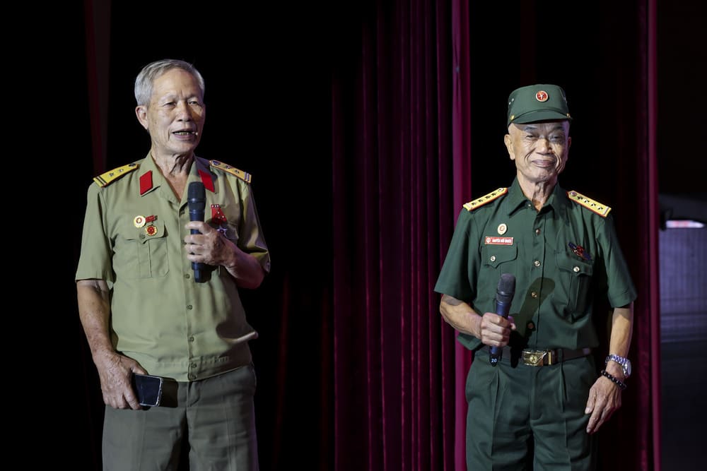 Cac cuu chien binh co nhung chia se xuc dong tai buoi ra mat MV “Vut bay len Viet Nam“. Anh: 