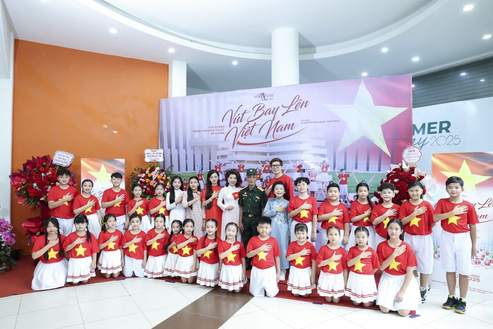 MV 'Vut bay len Viet Nam'이 하노이에서 공식 출시되었습니다. 사진: 조직위원회