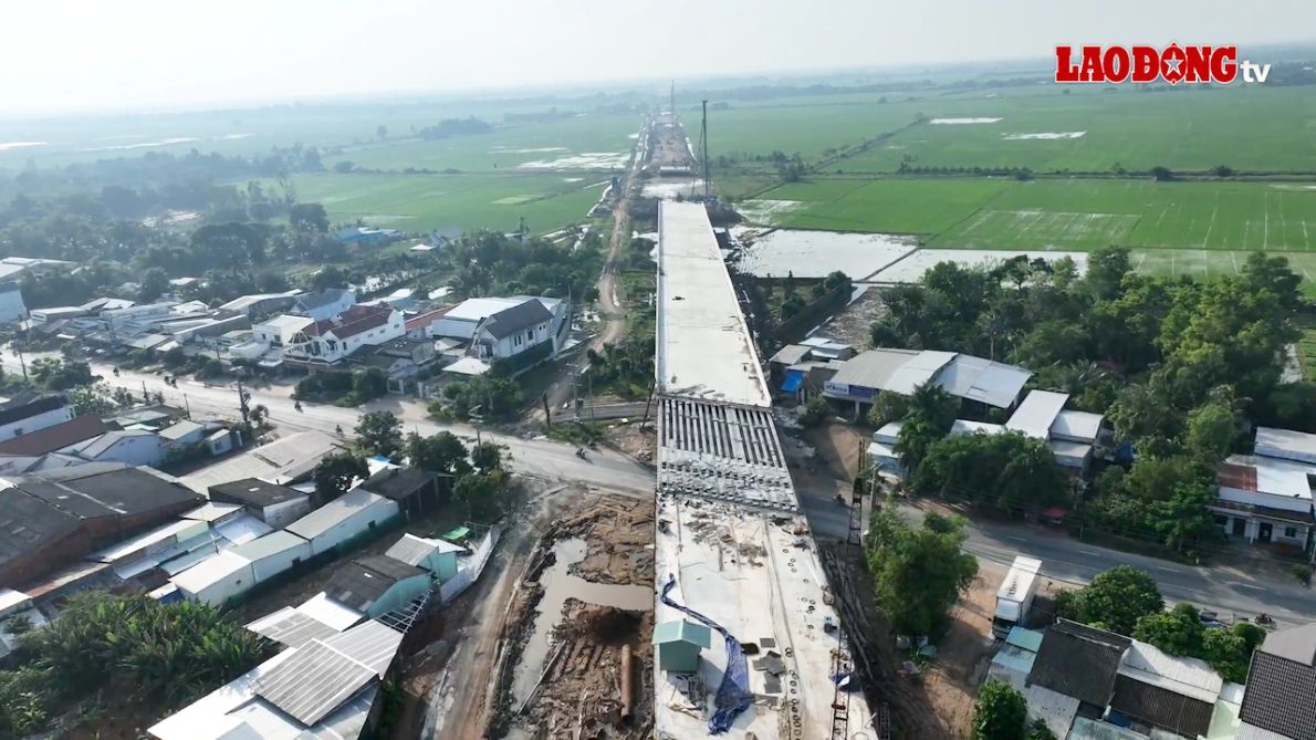 Many bridges on the Chau Doc - Can Tho - Soc Trang expressway through Can Tho city are under construction and completion
