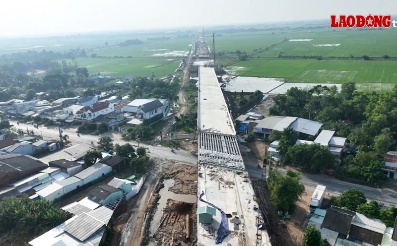 Many bridges on the Chau Doc - Can Tho - Soc Trang expressway through Can Tho city are under construction and completion