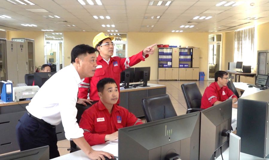 Mr. Uong Ngoc Hai - Chairman of the Board of Directors of Nhon Trach 2 Petroleum Power Joint Stock Company (the first person from right) cares for and looks after the company's employees. Photo: Ha Anh Chien