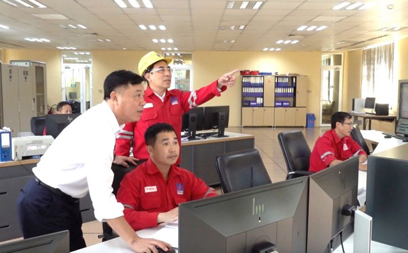 Mr. Uong Ngoc Hai - Chairman of the Board of Directors of Nhon Trach 2 Petroleum Power Joint Stock Company (the first person from right) cares for and looks after the company's employees. Photo: Ha Anh Chien