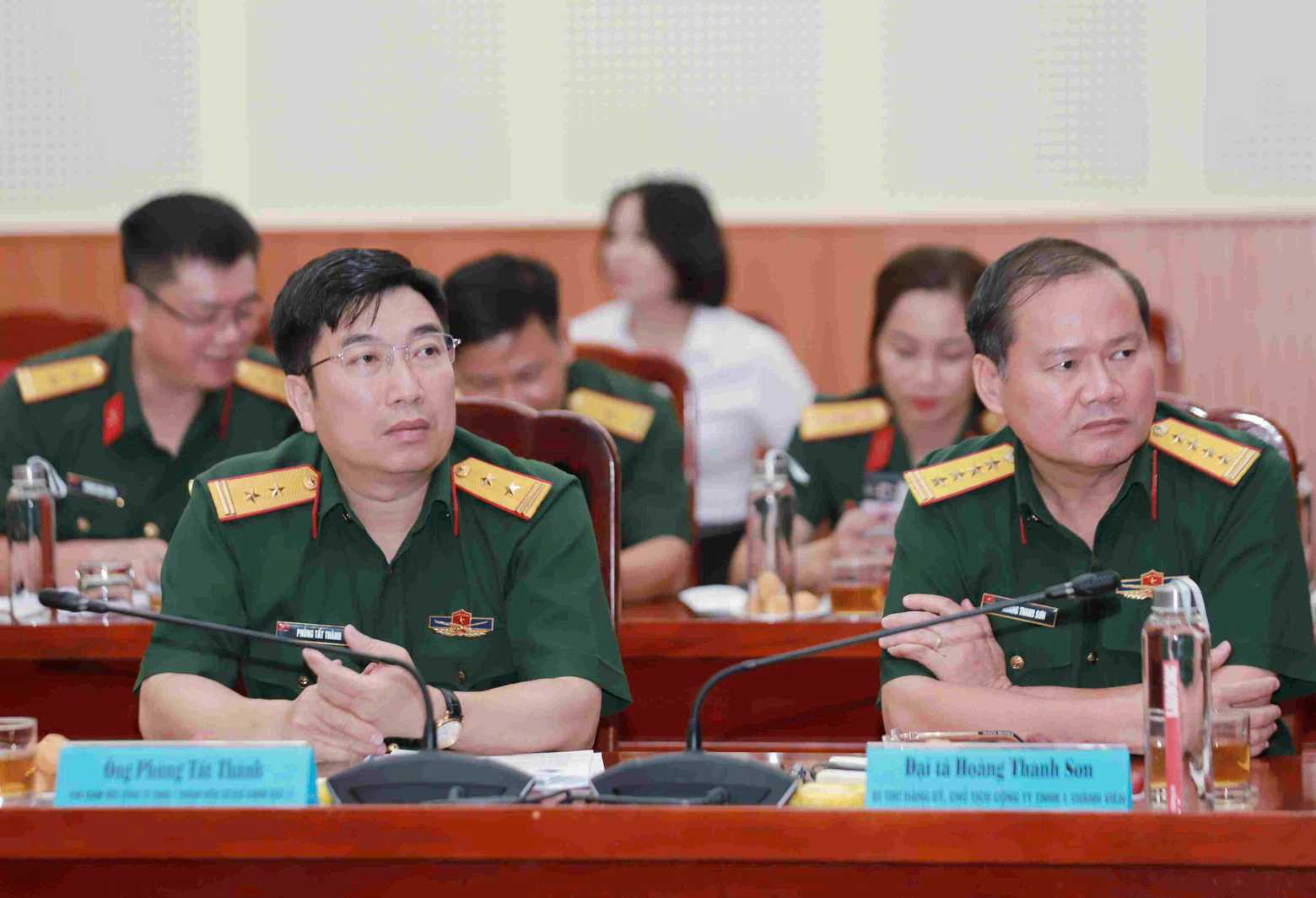 Cac dai bieu lang nghe tham luan. Anh: To The