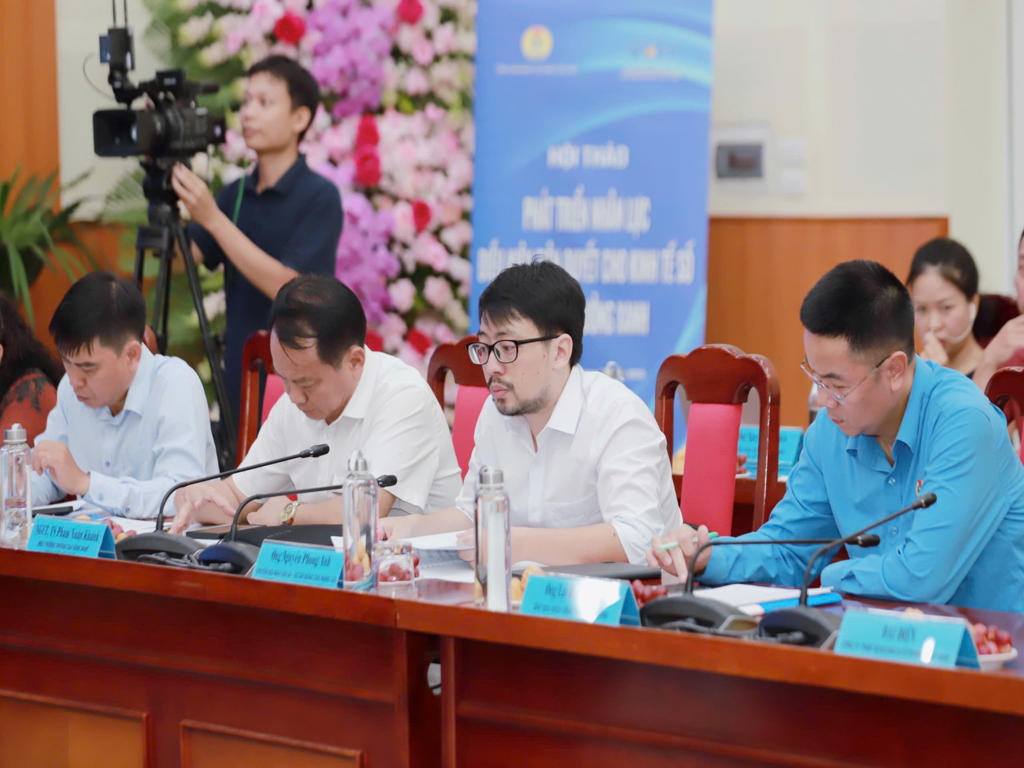 Quang canh Hoi thao. Anh: To The