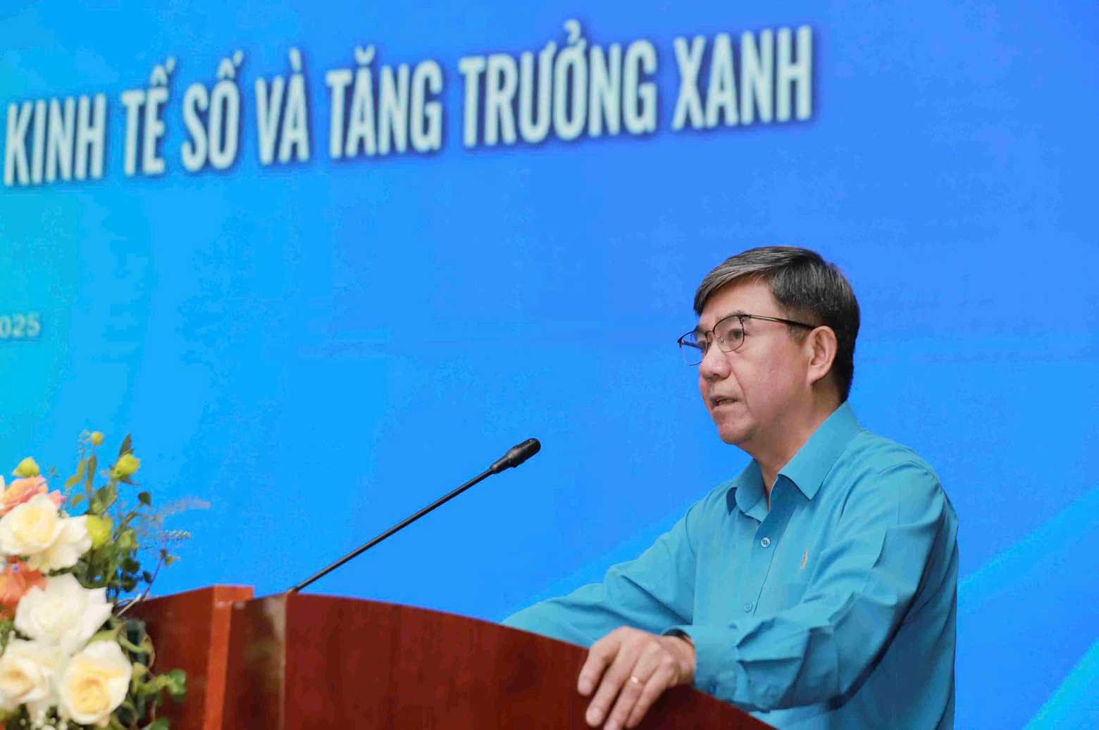 Ong Tran Hong Tuan - Pho Chu tich Pho chu tich Cong doan Ngan hang Viet Nam trinh bay tham luan  Anh: To The