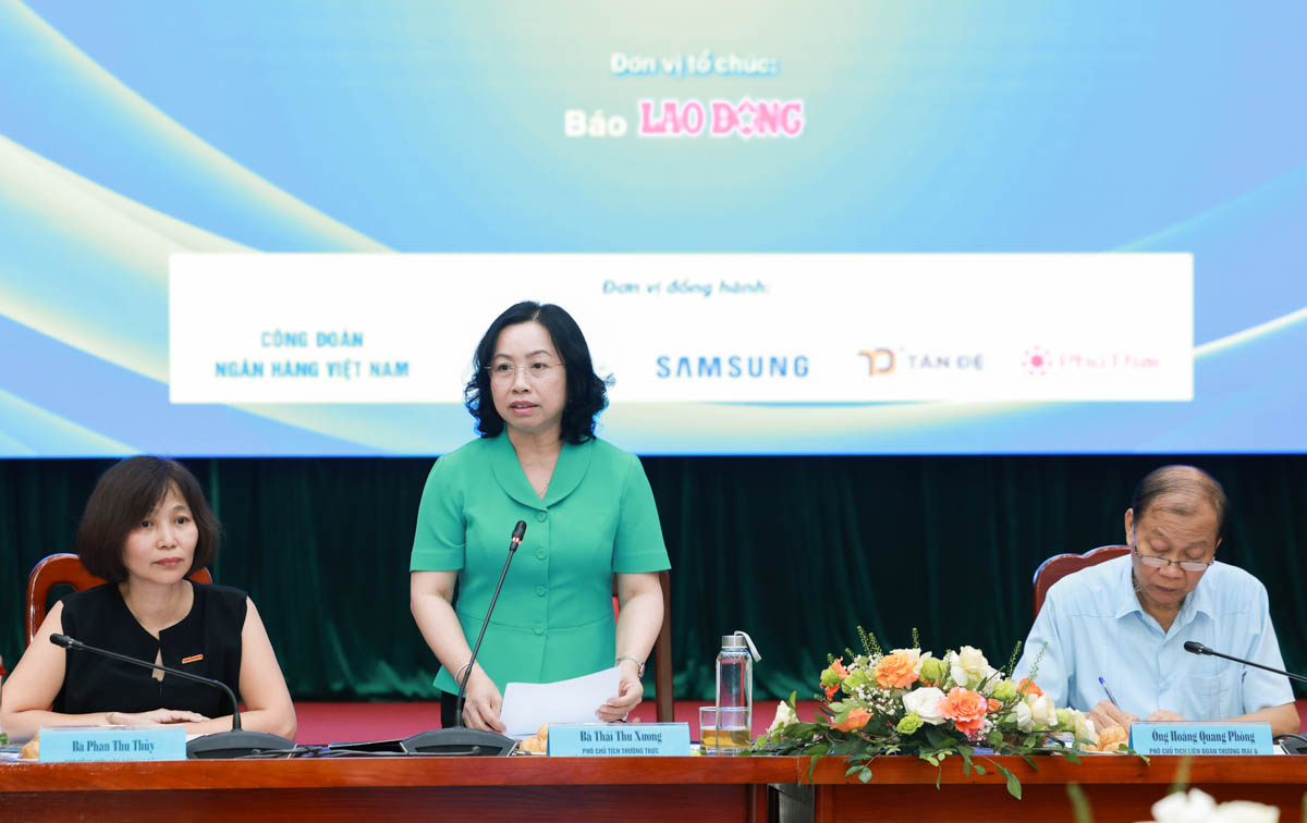 타이 투 쓰엉 베트남 노동총연맹 상임 부위원장이 워크숍에서 발언하고 있습니다. 사진: 하이 응우옌