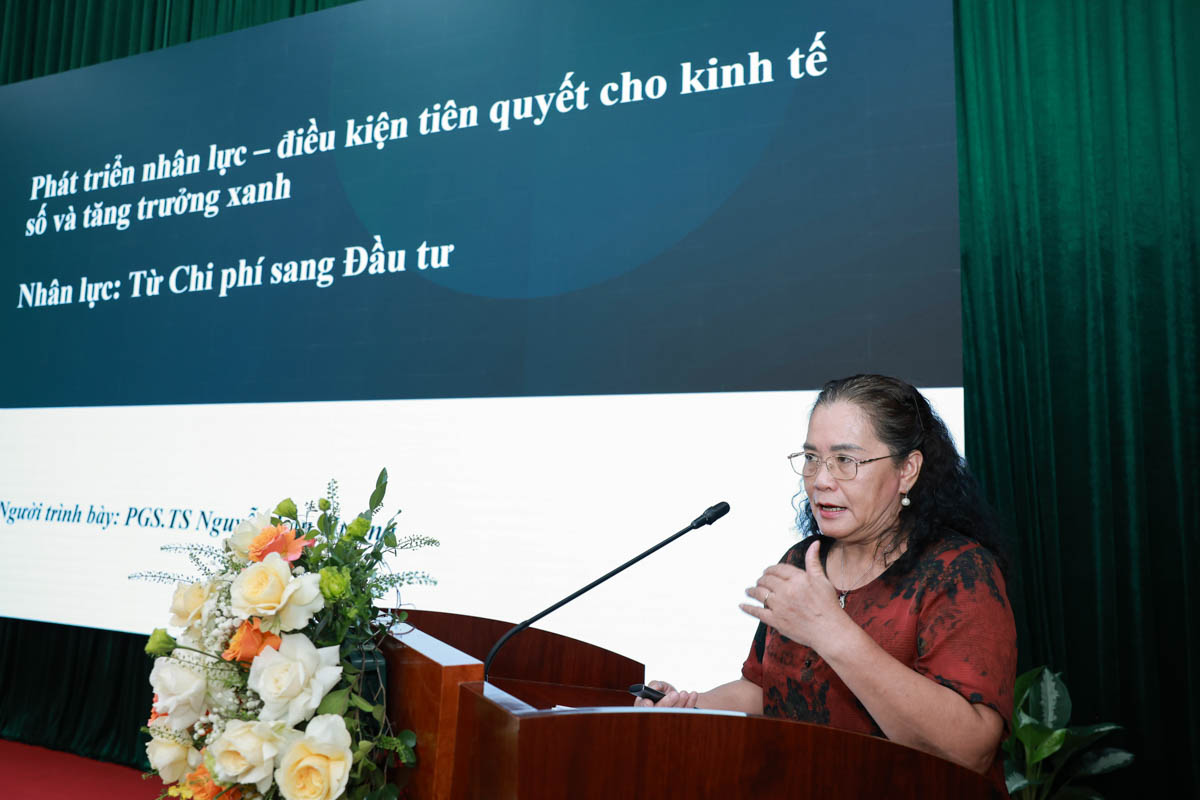 PGS.TS Nguyen Lan Huong, Nguyen Vien truong Vien Khoa hoc Lao dong va Xa hoi phat bieu tai  Hoi thao. Anh: Hai Nguyen