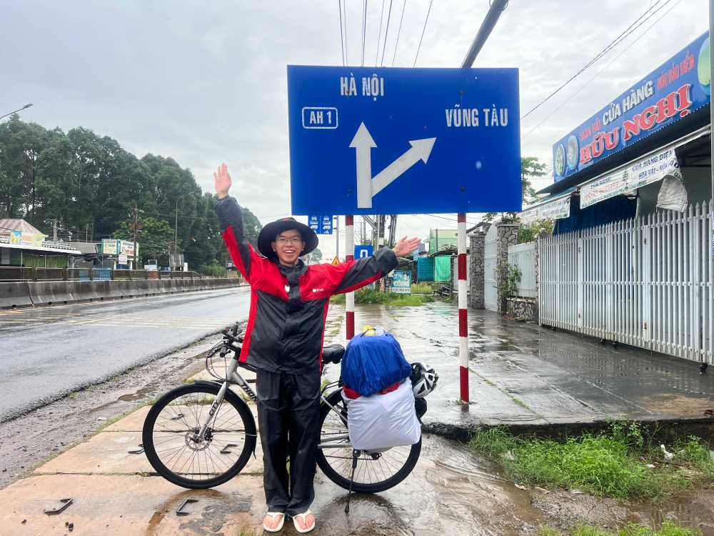Chang trai dap xe xuyen Viet tu TP Ho Chi Minh ra Ha Noi dip 2.9. Anh: Nhan vat cung cap