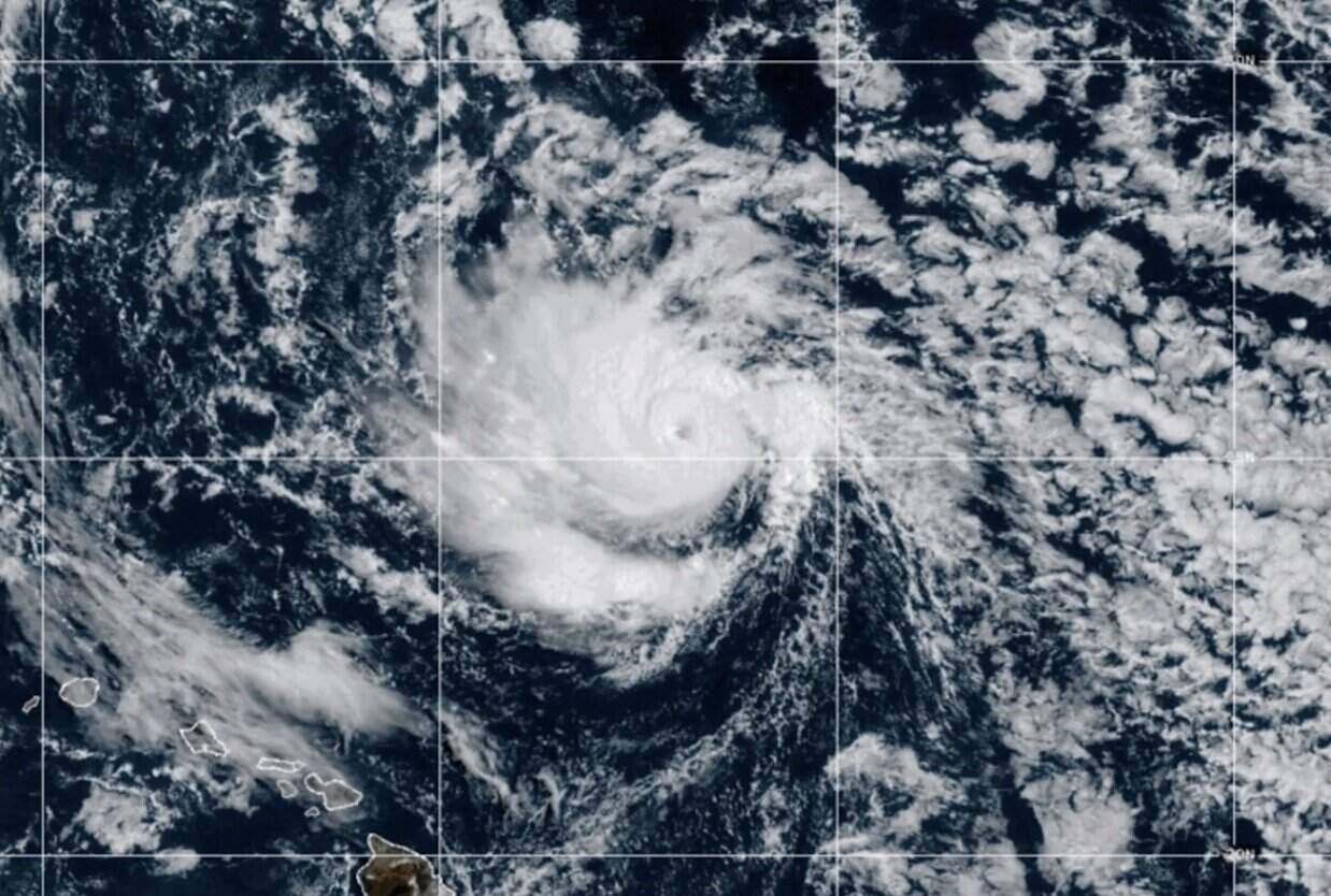 Bao Henriette manh len thanh cuong phong ngay 10.8. Anh: NOAA 