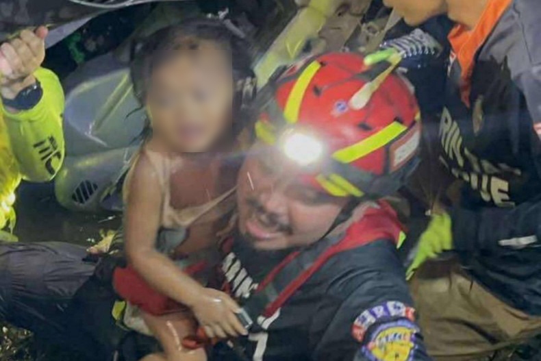 Niña rescatada de un camion volcado en un abismo profundo. Foto: Asociacion de Rescate Amarin Tai Respuesta al Desastre de Chiang Rai