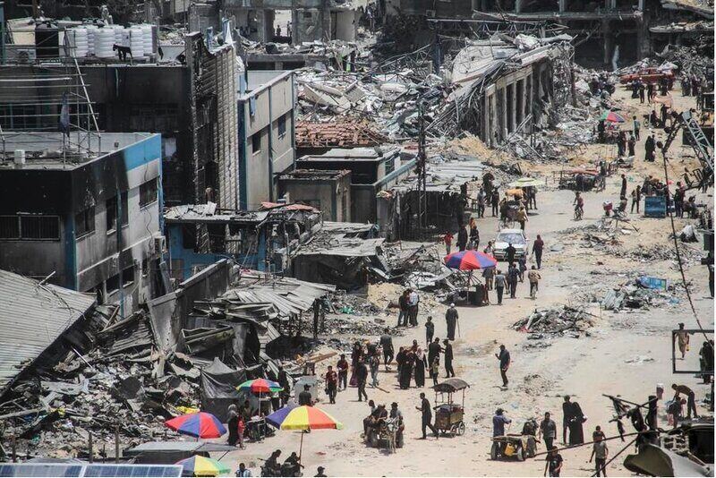 가자 지구에서 파괴된 지역의 거리에서 팔레스타인 사람들. 사진: 신화통신