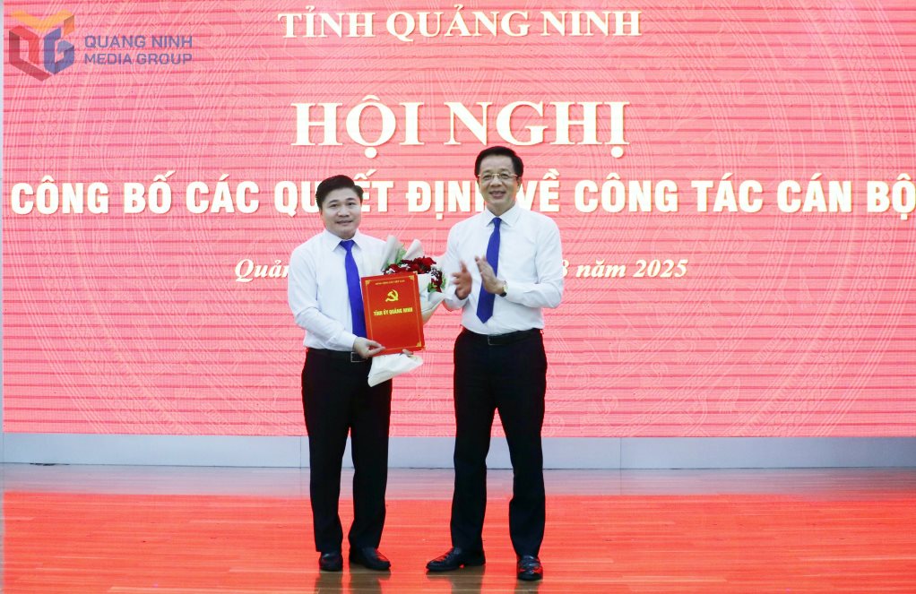 El Sr. Nguyen Van Hoi - Miembro del Comite Permanente del Comite Provincial del Partido - Secretario del Comite del Partido Presidente del Comite del Frente de la Patria de la provincia de Quang Ninh - entrega las Decisiones de reconocimiento y recepcion al Sr. Ly Van Thanh. Centro de Comunicacion de la provincia de Quang Ninh