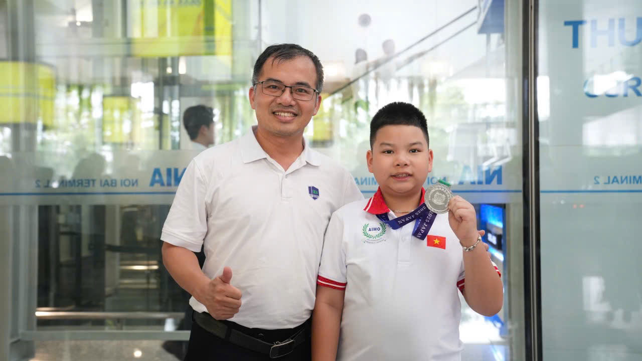 Gia Huy va thay Dang Minh Tuan - Huan luyen vien doi tuyen AIMO Viet Nam.