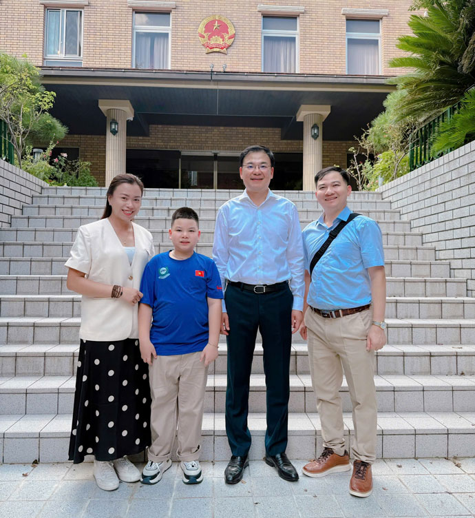 Gia Huy va bo me chup anh luu niem cung ong Pham Quang Hieu - Dai su dac menh toan quyen Viet Nam tai Nhat Ban trong buoi gap go doan tai Tokyo.