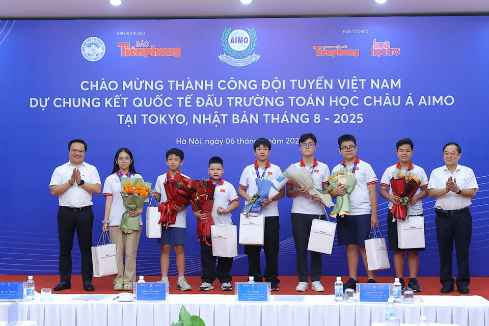 Ngo Gia Huy cung cac thanh vien trong buoi le chuc mung thanh cong cua Doi tuyen Viet Nam tham gia dau truong Toan hoc Chau A 2025