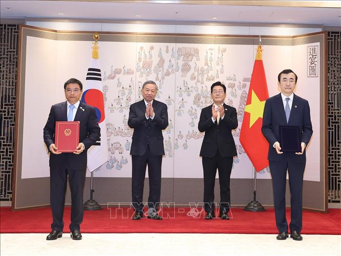 Tong Bi thu To Lam va Tong thong Han Quoc Lee Jae Myung chung kien le trao Bien ban ghi nho hop tac giua Uy ban Chung khoan Nha nuoc va Co quan giam sat tai chinh Han Quoc. Anh: TTXVN