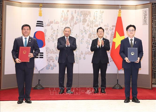 General Secretary To Lam and President of the Republic of Korea Lee Jae Myung witnessed the handover ceremony of the Memorandum of Understanding on enhancing renewable energy cooperation between the Ministry of Industry and Trade of Vietnam and the Ministry of Industry, Trade and Energy of the Republic of Korea. Photo: VNA