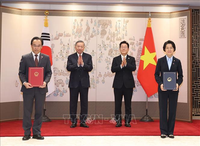 Tong Bi thu To Lam va Tong thong Han Quoc Lee Jae Myung chung kien le trao Thoa thuan sua doi bo sung Ban ghi nho giua Bo Giao duc va Dao tao Viet Nam voi Bo Giao duc Han Quoc ve hop tac giao duc. Anh: TTXVN