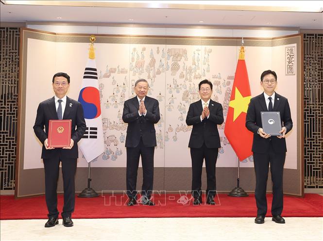 Tong Bi thu To Lam va Tong thong Han Quoc Lee Jae Myung chung kien le trao Ban ghi nho giua Bo Khoa hoc va Cong nghe Viet Nam voi Bo Khoa hoc, Cong nghe Thong tin va Truyen thong Han Quoc ve hop tac khoa hoc cong nghe. Anh: TTXVN