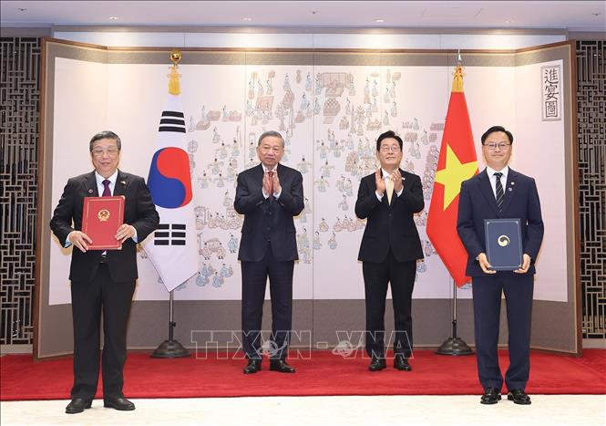 Tong Bi thu To Lam va Tong thong Han Quoc Lee Jae Myung chung kien le trao Ban ghi nho ve hop tac nghe ca giua Bo Nong nghiep va Moi truong Viet Nam va Bo Thuy san va Dai duong Han Quoc. Anh: TTXVN
