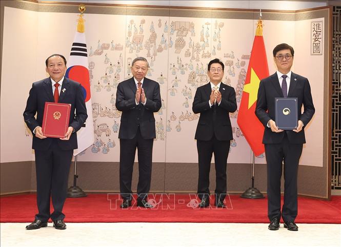 Tong Bi thu To Lam va Tong thong Han Quoc Lee Jae Myung chung kien le trao Ban ghi nho hop tac trong linh vuc hop tac quyen tac gia, quyen lien quan giua Bo Van hoa, The thao va Du lich Viet Nam va Bo Van hoa, The thao va Du lich Han Quoc. Anh: TTXVN