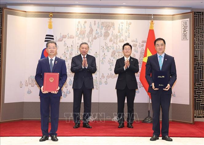 Tong Bi thu To Lam va Tong thong Han Quoc Lee Jae Myung chung kien le trao Bien ban thoa thuan tang cuong hop tac giua Uy ban nhan dan thanh pho Da Nang (Viet Nam) va Chinh quyen thanh pho Pyeongtaek (Han Quoc). Anh: TTXVN